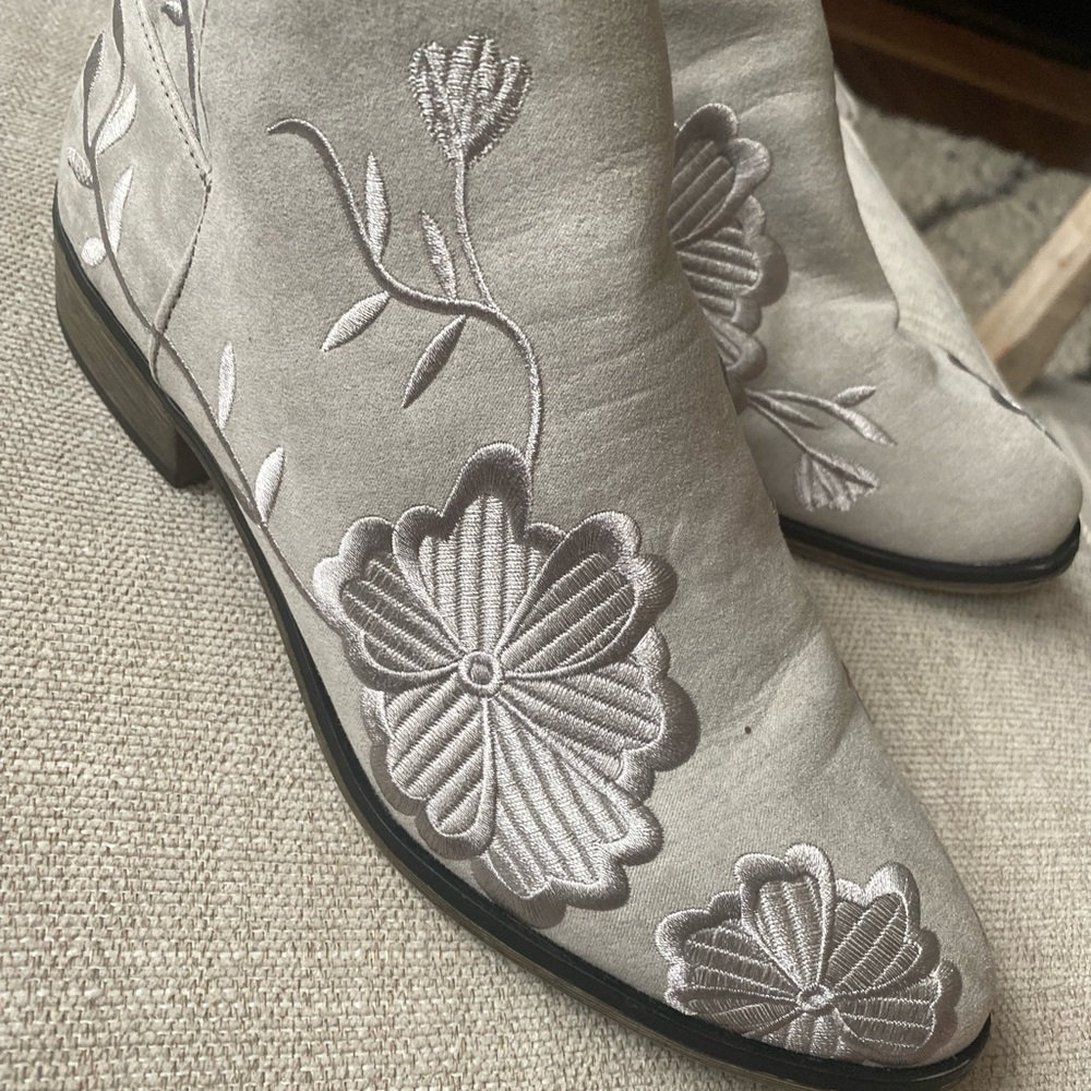 Light grey floral bootie